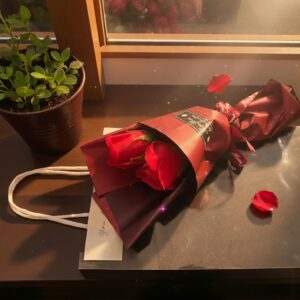 Ramo 2 Rosas Envueltas en Bolsa de Regalo Celofan